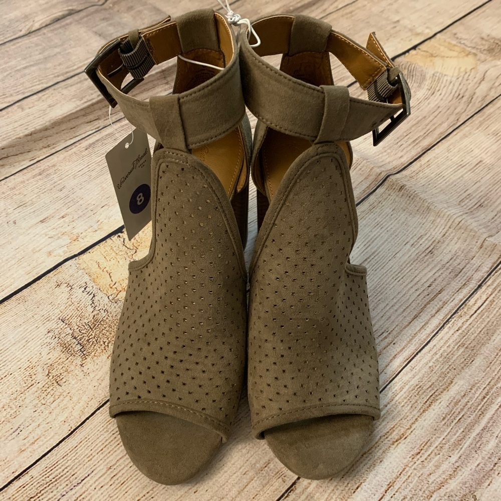 Universal Thread Hannah Block Heeled Pumps - Picture 2 of 6